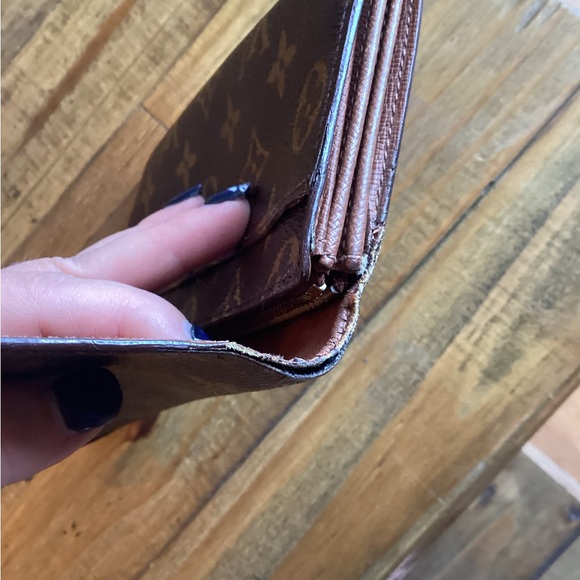 LV Sarah Monogram Wallet. - Picture 6 of 12